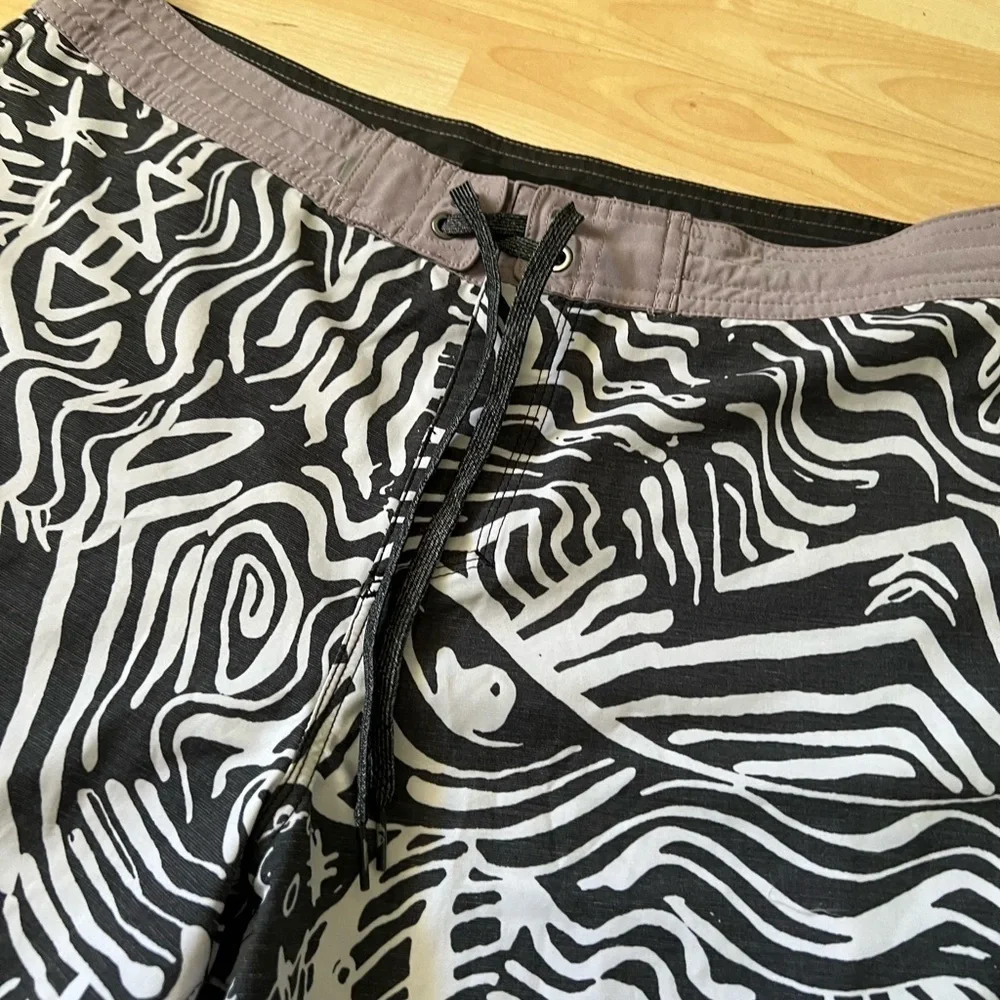 Quiksilver white and black‎ patterned board shorts beach shorts